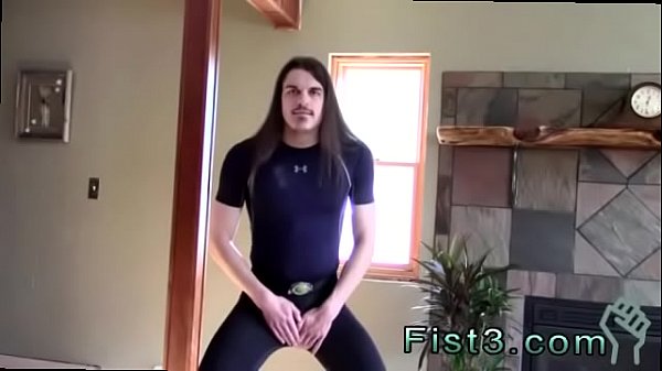 Gay appesi che si fanno fisting a vicenda Saluta Compression Boy