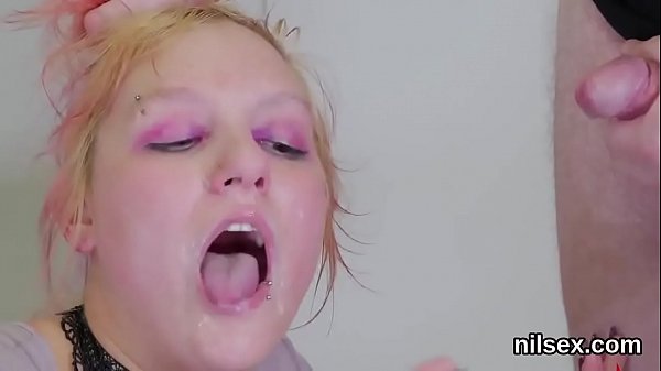 Una bellezza insolita viene portata in un manicomio anale per un trattamento imbarazzante