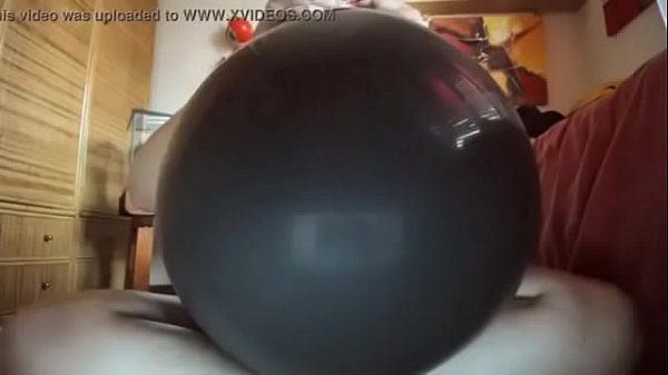 Un enorme palloncino nero verrà utilizzato come se fosse un grosso cazzo duro!