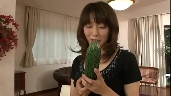Japonais m. se masturber avec un gros concombre