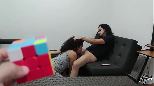 Tutorial su come costruire il cubo di Rubik con un tocco porno! Scopano la sua ragazza davanti a lui!!