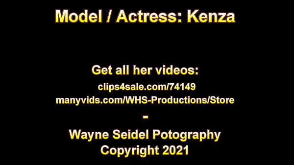 Kenza reibt ihren Körper mit Lotion ein