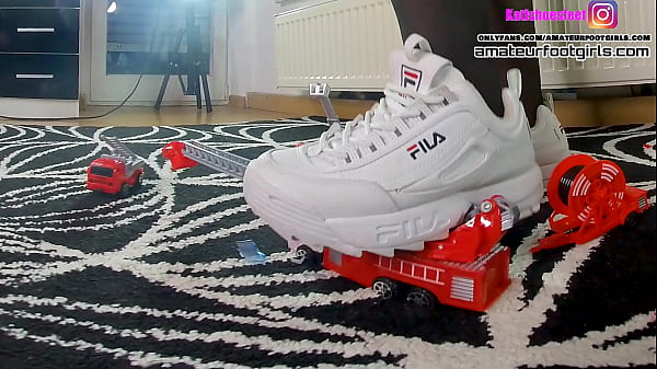 Kati macchinina giocattolo cotta, calpesta, gigantessa, schiaccia, calpesta, scarpa da ginnastica, tacchi alti, ballerine, calpesta