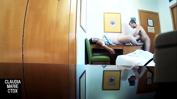 Zarco le mete un buen lametazo en el coño a la gorda