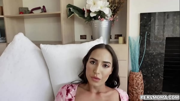 Glücklicher Stiefsohn fingert den MILF-Muffin seiner Stiefmutter Desiree Dulces