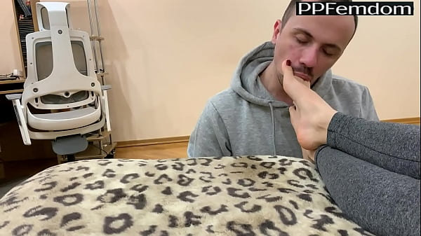 Stile di vita amatoriale Dominatrice femminile - Adorazione dei piedi, leccata di piedi e calpestio a peso pieno