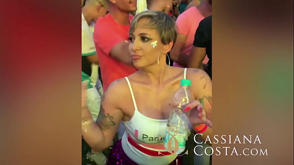 Festa eletrônica e depois recebi uma chupada de bucetinha maravilhosa até gozar!!