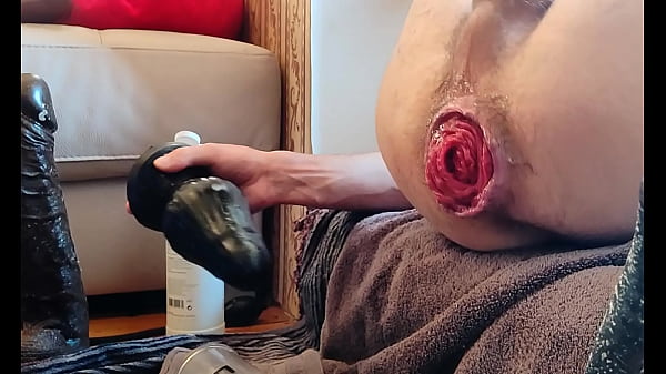 Ich stopfe und pumpe meinen Arsch draußen