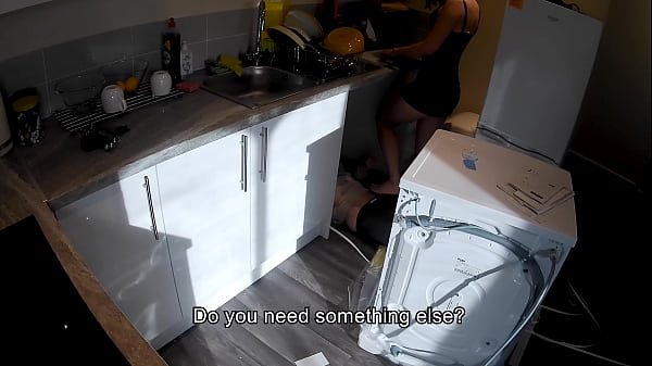 Esposa cachonda seduce a un fontanero en la cocina mientras su marido trabaja.