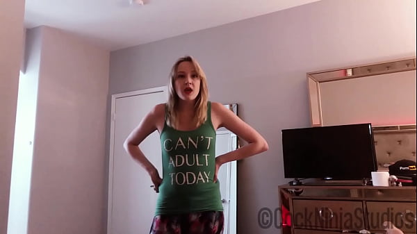 La sorellastra bionda troia e tettona scopa il fratello vergine come favore per l'anteprima dei suoi genitori