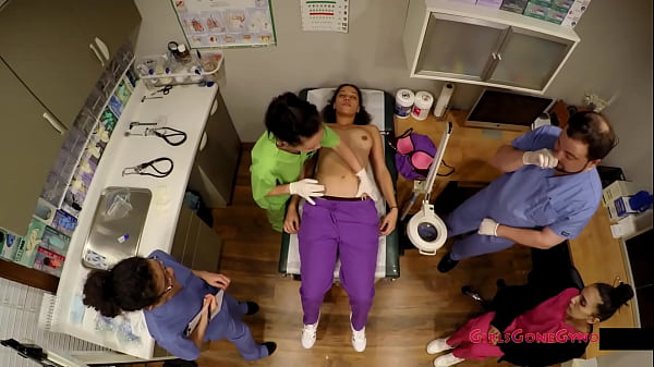 Le studentesse infermiere Lenna Lux, Angelica Cruz e Reina si esercitano a esaminarsi a vicenda 1° giorno di cliniche sotto l'occhio vigile del dottor Tampa e dell'infermiera Lilith Rose @ GirlsGoneGyno L'esperienza clinica delle nuove infermiere Reup