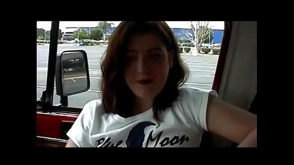 La giocosa ragazza dai capelli rossi e le tette piccole e vivaci Carmen Caspian accetta volentieri di partecipare al Video Magazine &quot_Meat The New Girls&quot_