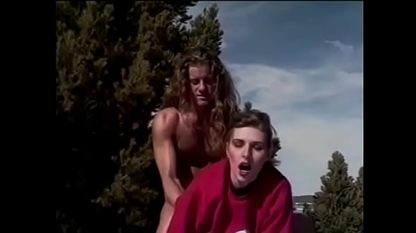 La maestra di sci dai capelli lunghi ha spiegato alla bella ragazza dai capelli rossi Nicole London quali esercizi ha bisogno per iniziare sulla pista da sci