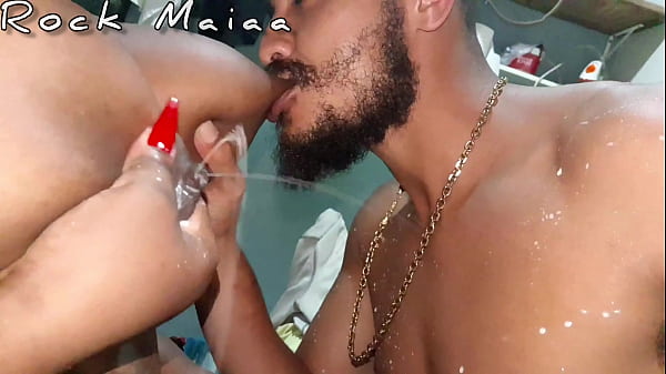 L'eau est finie. Prenez un bain de lait ! Poing, allaitement adulte, greluda et lactation