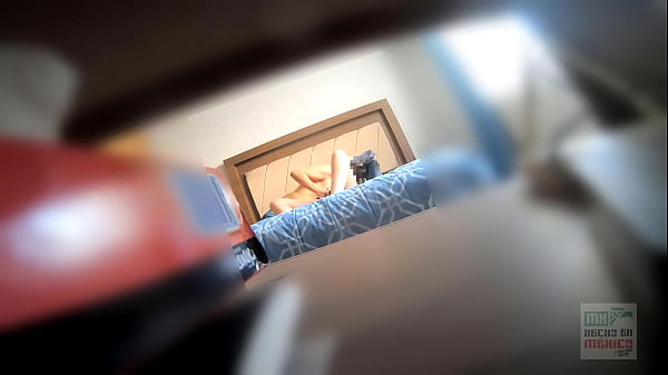 Caméra cachée : la petite sœur de ma meilleure amie m'a laissé jouir en elle. Il dit : Je n'ai jamais senti une bite comme ça, enlève le préservatif