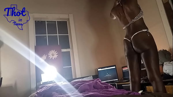 Thot in Texas - Bubble Booty Slut Ebony Bubble si prepara a fare un video Creampie sul punto di essere scopata come una discarica di sperma