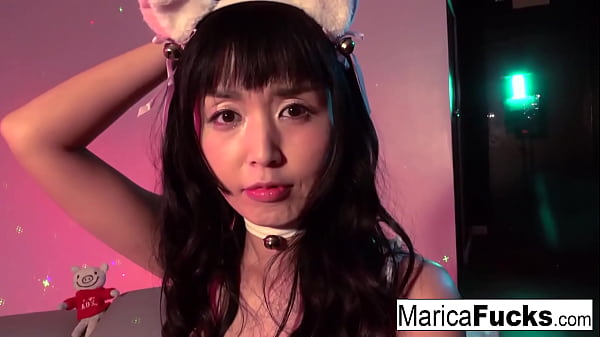 Marica riceve una confezione regalo di giocattoli sessuali da usare!