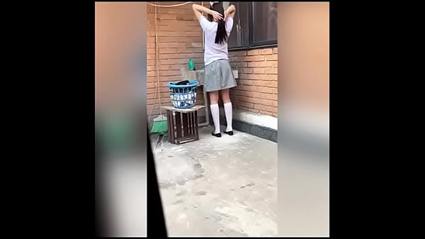 ¡Se FOLLA a su VECINA Colegiala después de LAVAR LA ROPA! ¡Él la convence poco a poco mientras sus padres NO están! Putas mexicanas! ¡Sexo aficionado! (Segundo)