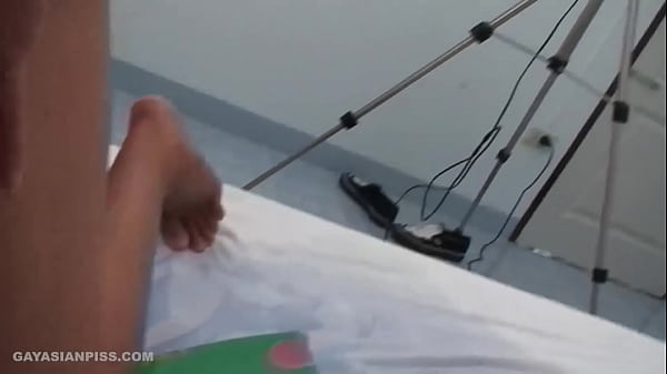 Die Asiaten Nat und Poi pissen und ficken roh