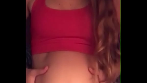 Enorme barriga chica flaca