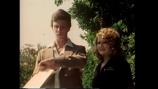 La giovane ragazza bionda vuole davvero ottenere il lavoro dei suoi sogni e ha argomenti fattibili per convincere il suo futuro datore di lavoro che ha tutte le competenze necessarie