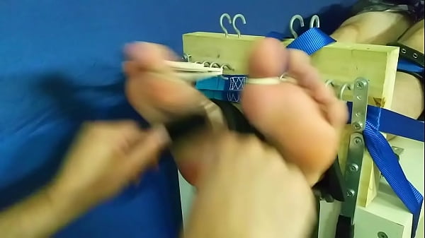 Mi solletica i piedi con la camicia di forza!