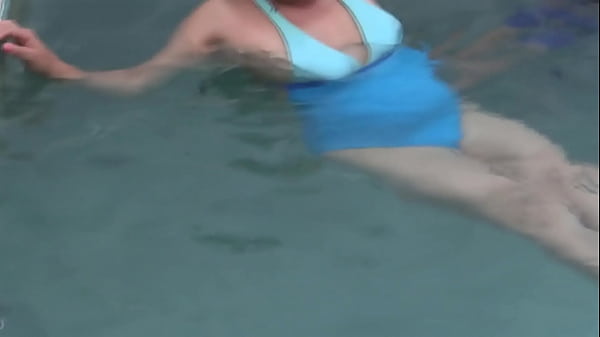 Video inicial - Mi esposa caliente, madre latina se exhibe en la playa y mete muchas vergas duras, emocionada va al departamento y se masturba frente al dueño del hotel, le pide que la folle duro por el culo, marido cornudo