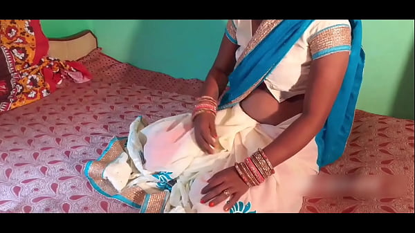 Der Schwager rieb im weißen Saree ihre Brüste an der Wand und sah, wie ihre Muschi kräftig und ihr Arsch heftig gefickt wurde