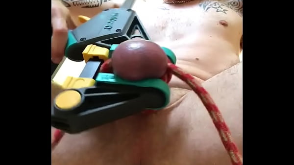 Cherche partenaire bdsm ballbusting