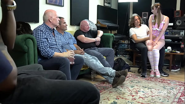 Interracial-Gangbang mit Altersunterschieden und mehreren Creampies – Vorschau