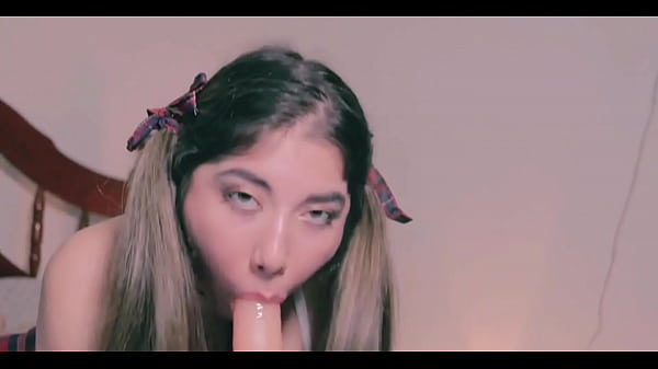 Een rubberen lul zuigen en toen g ik de lul van mijn vriend