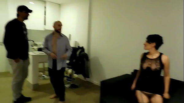 mi compa&ntilde_ero de trabajo, no se cansa de cojerle el culo a mi esposa .....se lo deja agrandado y lleno de leche