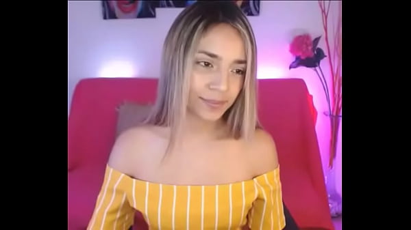 xxxxhard Couplexxx rubia encantadora y sexy mostrando sus lindos hombros en Internet