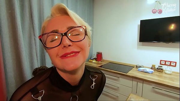 Blondine mit Brille wird auf einem Barhocker in den Arsch gefickt