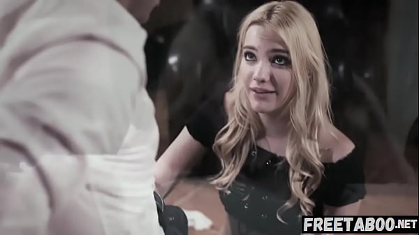 Sie hat ihren perversen Stiefbruder beim Masturbieren auf ihrem Foto erwischt und beschließt, ihm den Geschmack einer echten Muschi zu geben – Ganzer Film auf FreeTaboo.Net