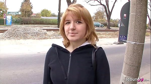 Freches Teenie-Mädchen hat Spaß beim Abspritzen