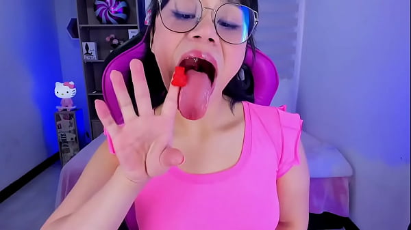 Lila Jordan Gummy spielt