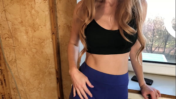 Stiefmutter gefickt und in ihr Höschen gespritzt, während Papa im Nebenzimmer war - Russisches Amateurvideo mit Gespräch