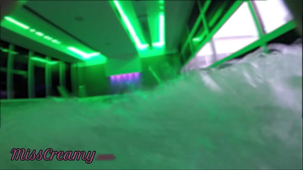 Ich zeige meinen Schwanz vor einem jungen Mädchen im öffentlichen Schwimmbad SPA und helfe mir beim Masturbieren – es ist sehr riskant mit Leuten in der Nähe – MissCreamy