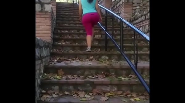 L'escursionista sconosciuta è molto sexy e la scopo in montagna