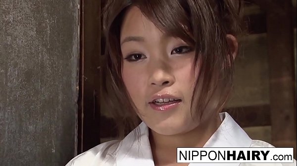 Una bella ragazza asiatica viene sorpresa a masturbarsi