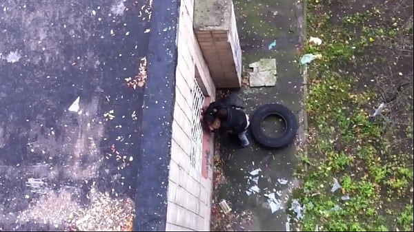 Un cocu regarde sa femme se faire baiser derrière leur maison