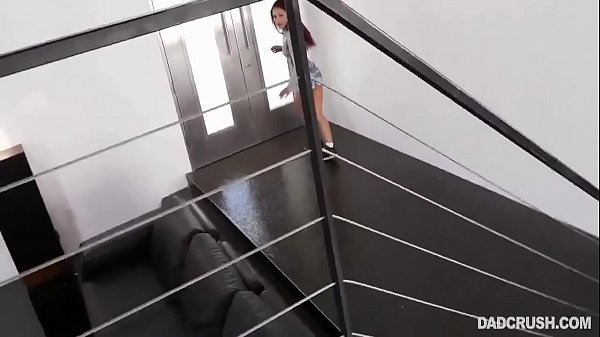 La figliastra si lascia scopare per poter uscire con le sue amiche