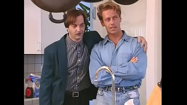 Une brune glisse sa chatte sur la bite d'un mec déchiré pendant que la deuxième fille lui lèche les couilles