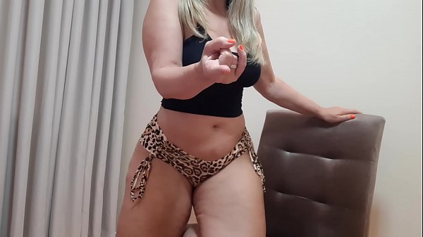A sensual dance in tight shorts, a tigress wiggling her giant butt and getting d. / sexy dance in short shorts coladinho tigress wiggling her giant butt and getting 4