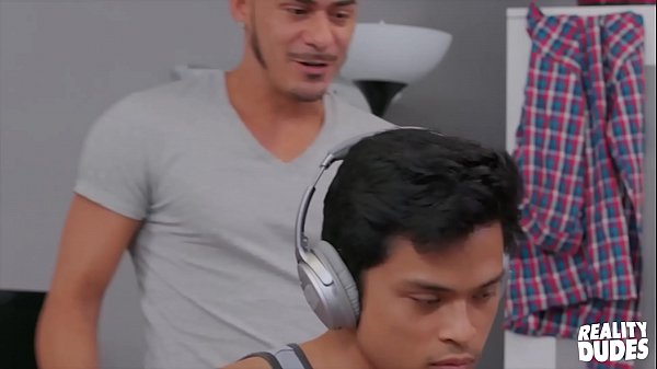 (Cesar Xes) se folla a su extraño compañero de cuarto (Max Blairwood) - Reality Dudes