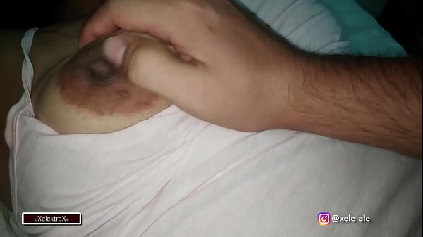 Chica adolescente apasionada se desnuda en familia follada