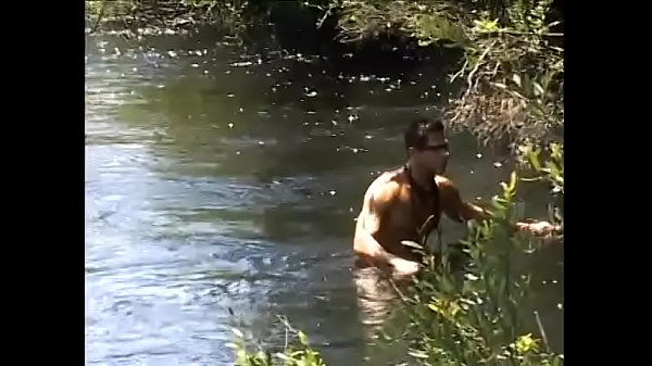 Curioso abitante aborigeno della foresta pluviale della regione amazzonica trovato sulla riva del fiume una rivista gay e immaginato uno strano rapporto con un bel ragazzo bianco dai capelli biondi Felipe Vilhena