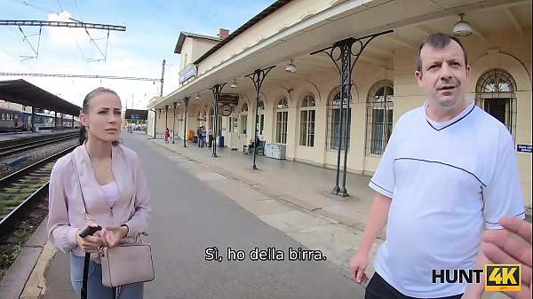 CACCIA4K. Cacciatore fortunato scopa una splendida giovane donna per un sacco di soldi