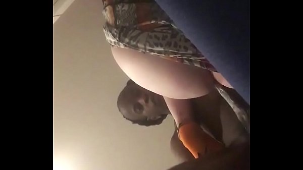 MILF wartete auf Schuhputzer